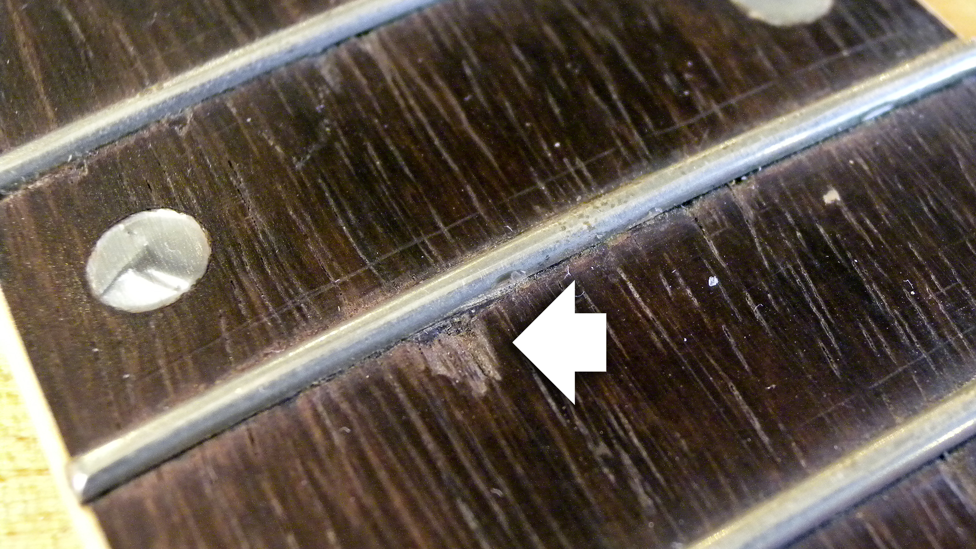 Nettoyage après des frottements lâches : fixation des copeaux dans le touche