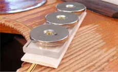 Collage du cache de l’aimant