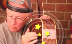 Dan tapotant la guitare vers l’arrière