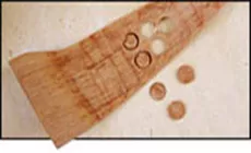 Bouchons avec ferraille de bois pliée