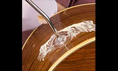 Pomper la colle dans la fissure.