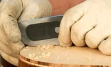 Tenez le grattoir presque vertical tout en poussant avec vos pouces.