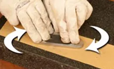 Aplatir et lisser les côtés d’un mouvement circulaire sur une pierre d’affûtage (ou un fin papier de verre sur une surface lisse comme illustré ici).