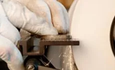 Meuler légèrement sur le centre exact tout autour du grattoir.