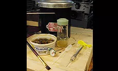 Pot de colle et outils