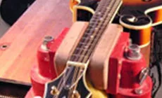 Mandolin dans un étau de réparation
