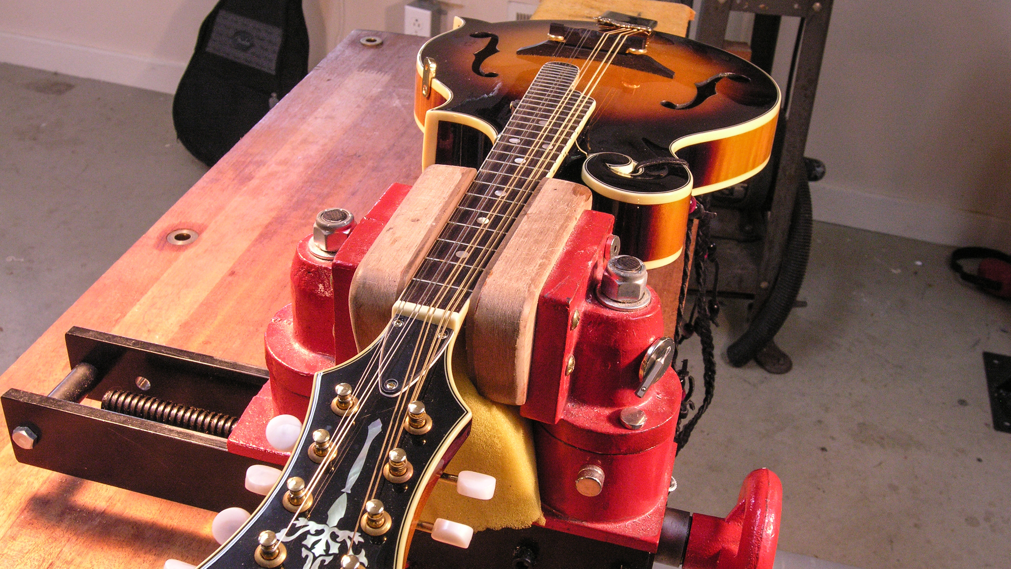 Mandoline eBay : travail de frettage et utilisation de la soudure JB pour reconstruire un écrou en tige de réglage 