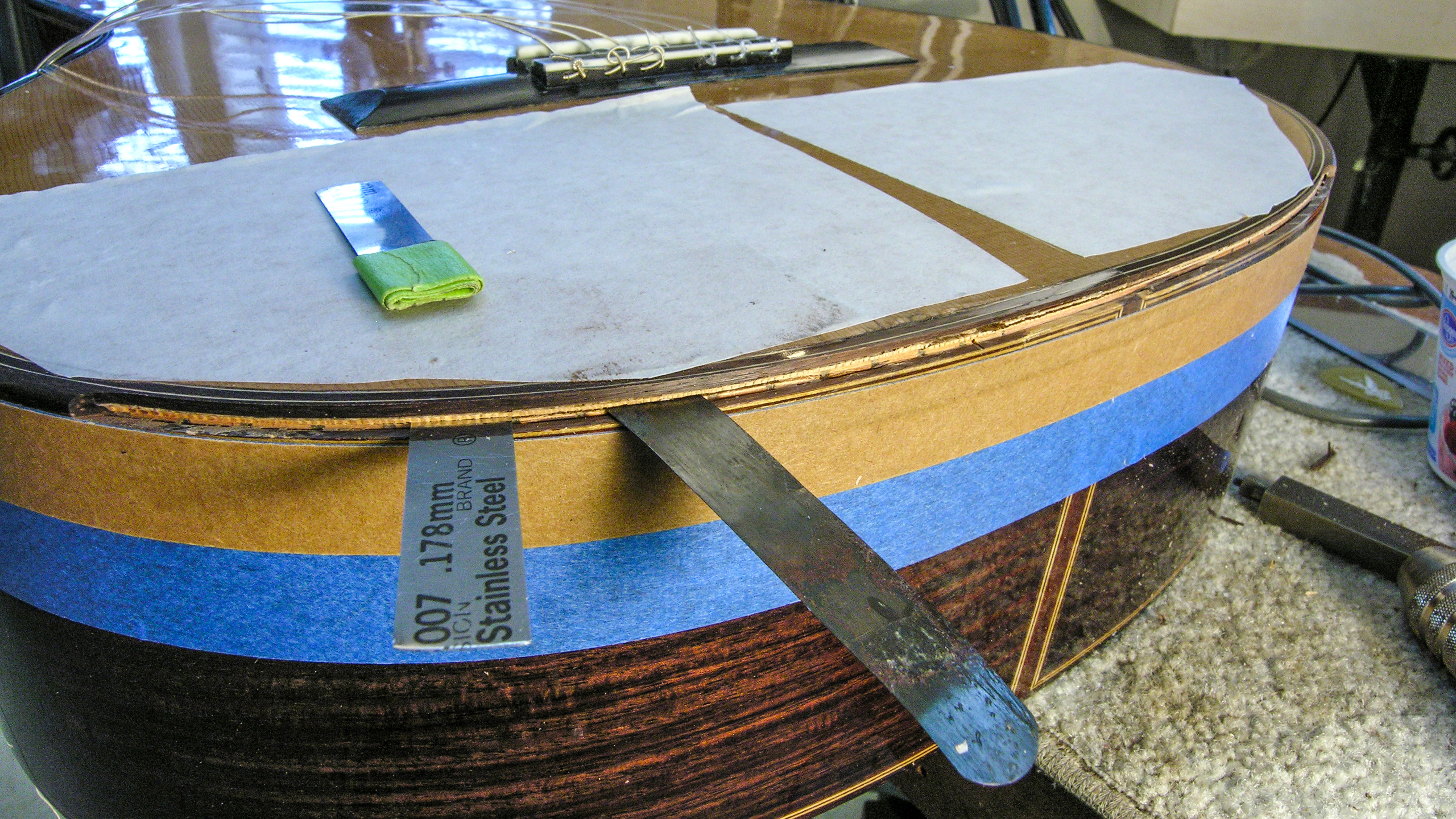 Comment réparer cette guitare si mon coude est coincé dans le trou de son ?