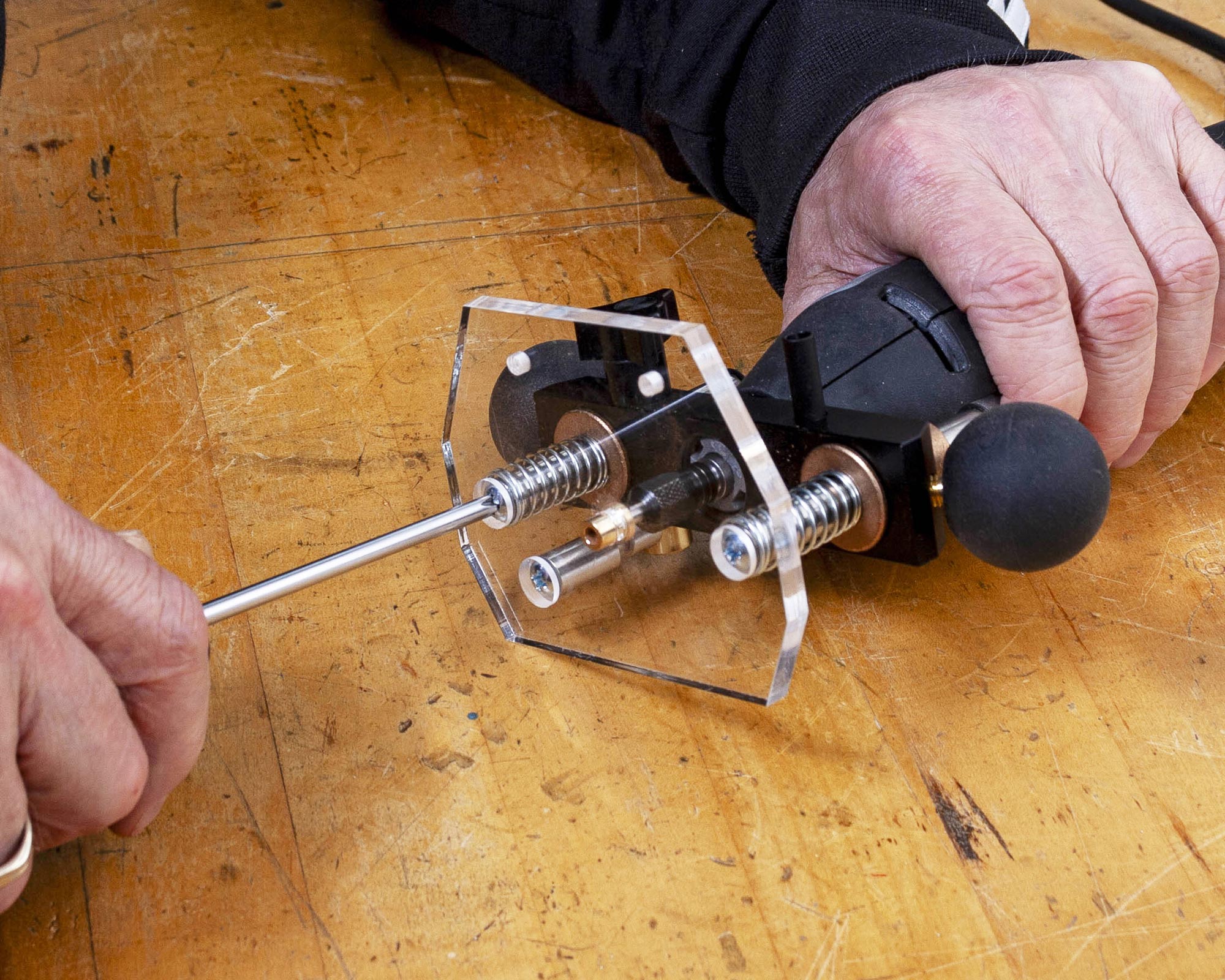 Serrez les vis inférieures de la plaque d’incrustation.