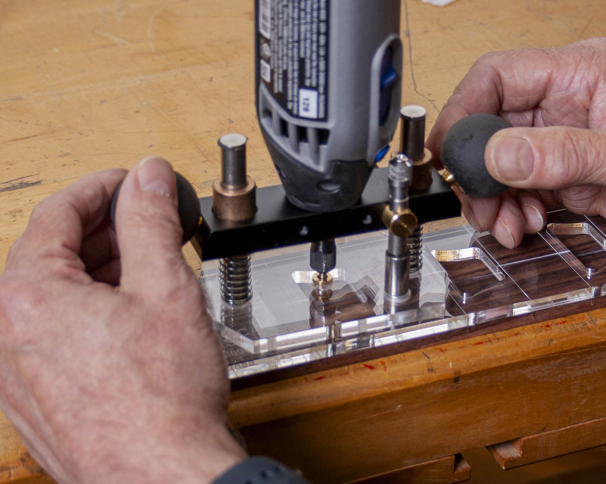 Réglez la butée de profondeur du plongeur.