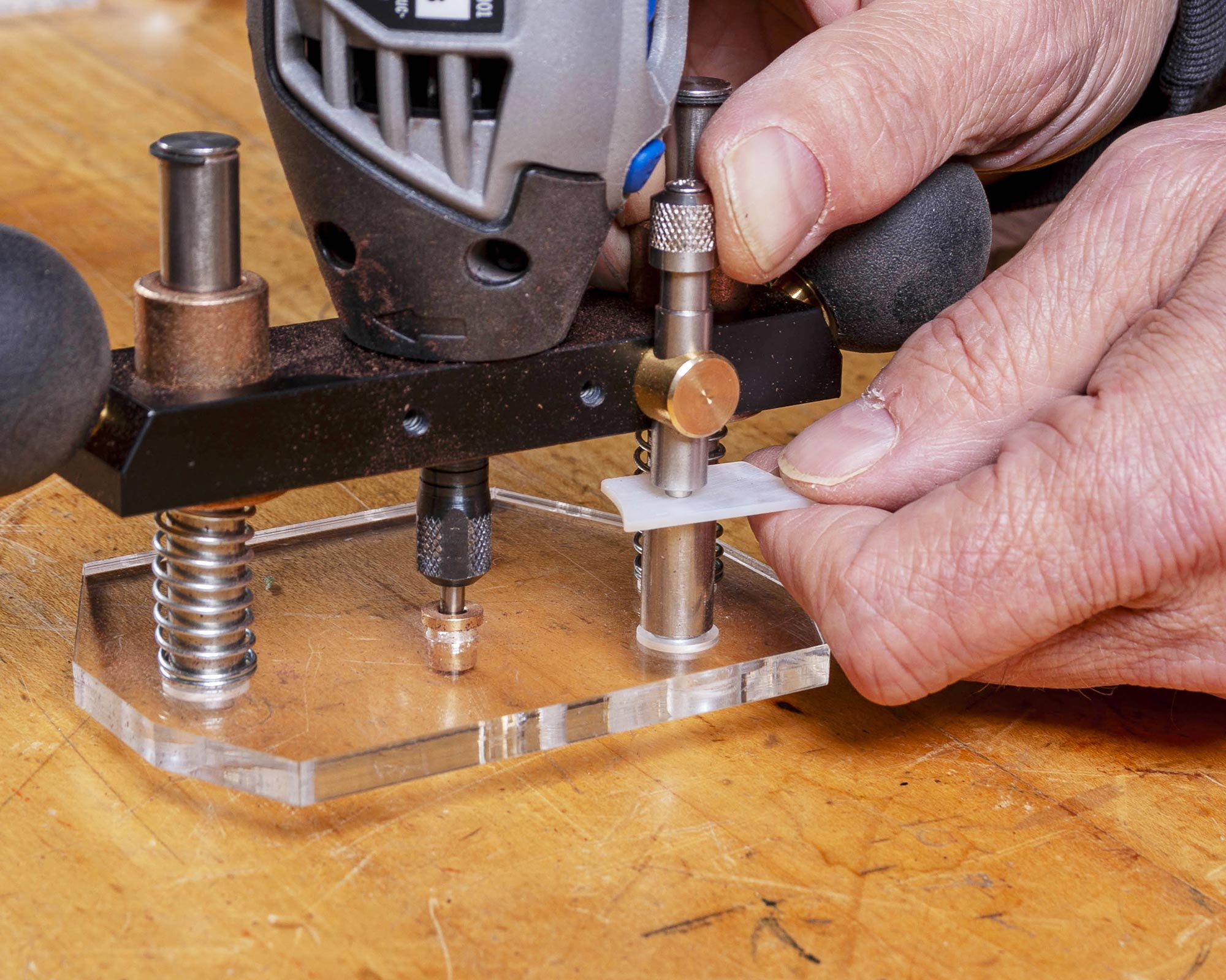 Réglez la butée de profondeur micro.