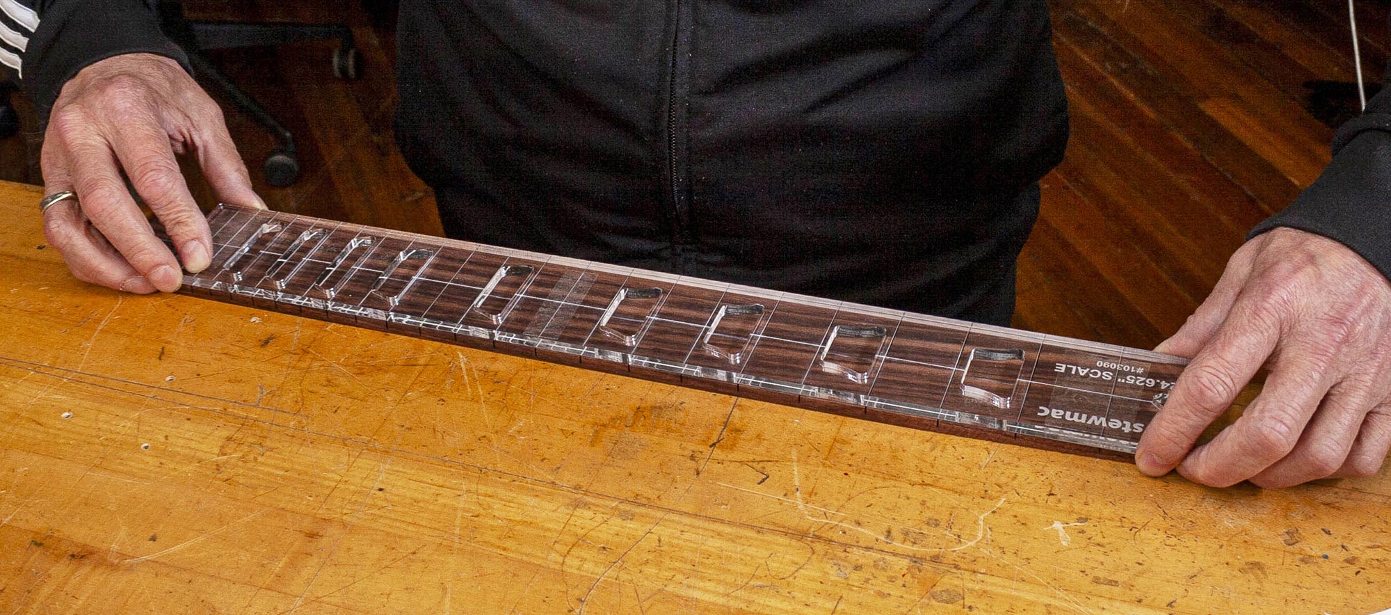 Alignez le gabarit d’incrustation sur la touche.