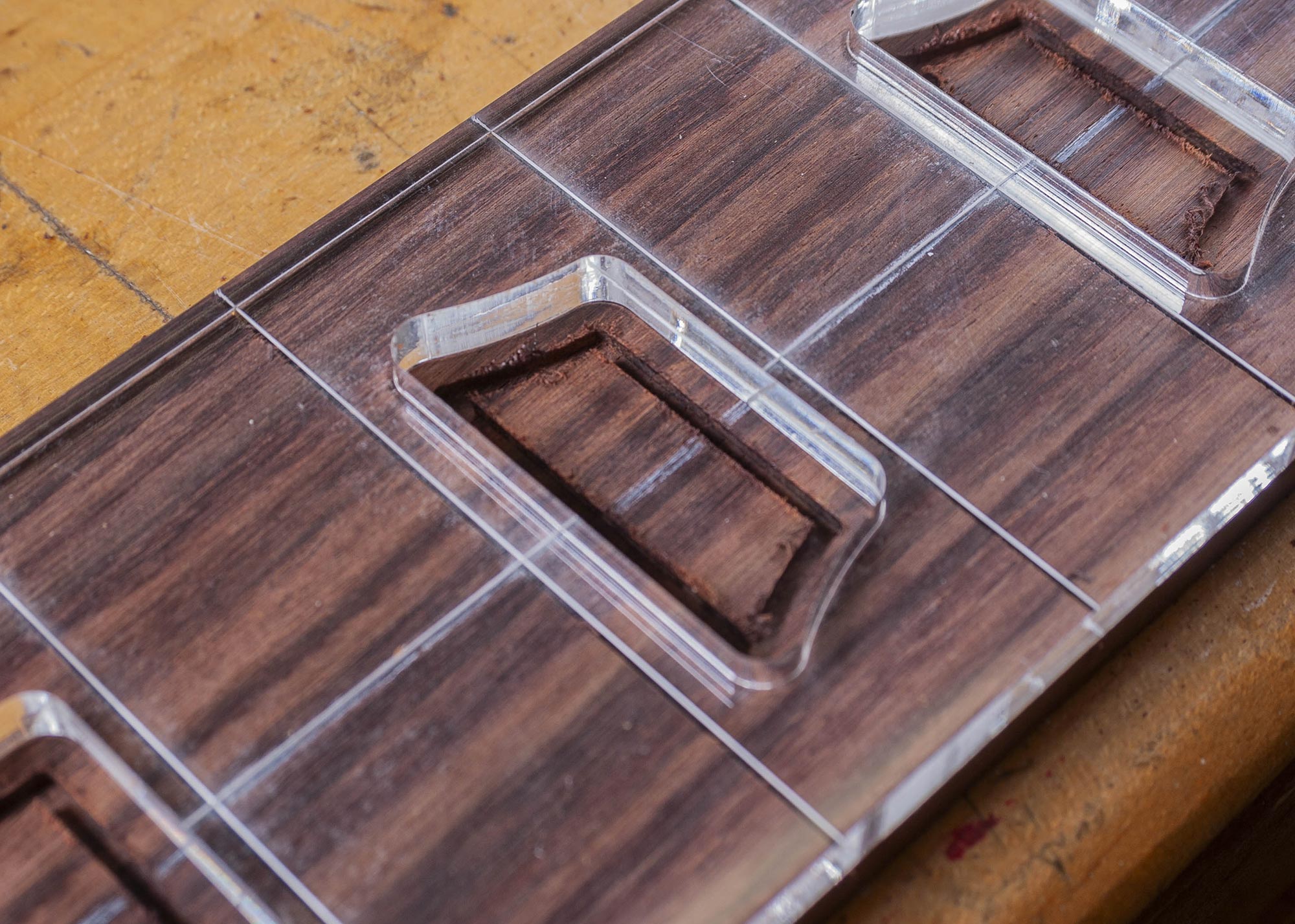 Détournez le pourtour du neck pocket.