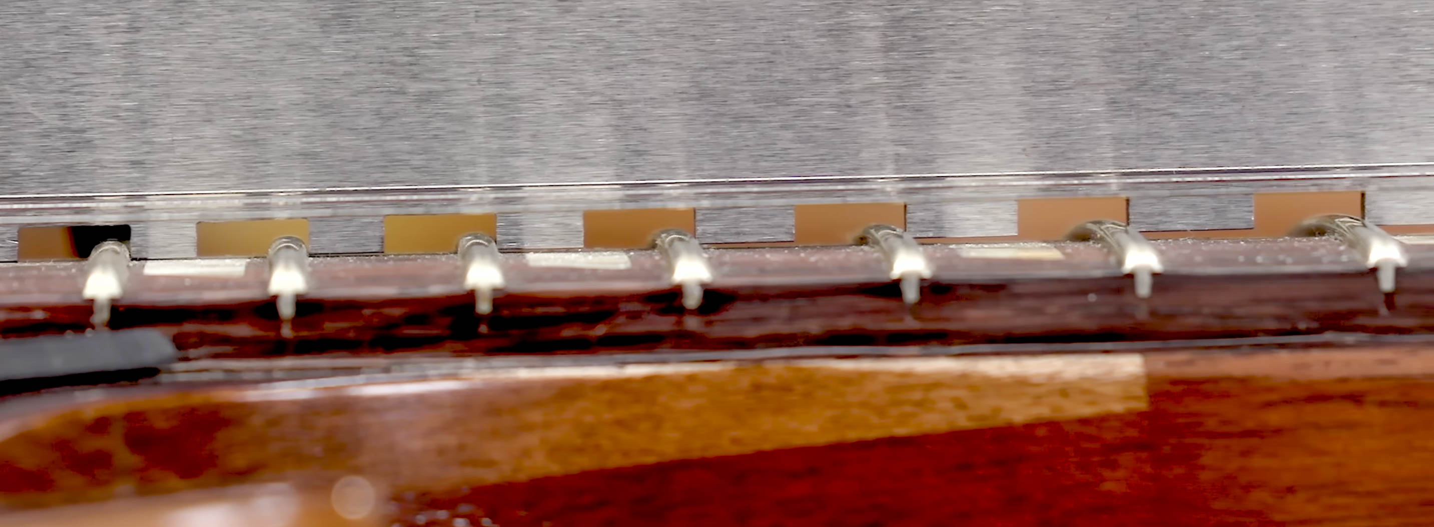 Bord droit cranté de précision montrant un arc-en-ciel