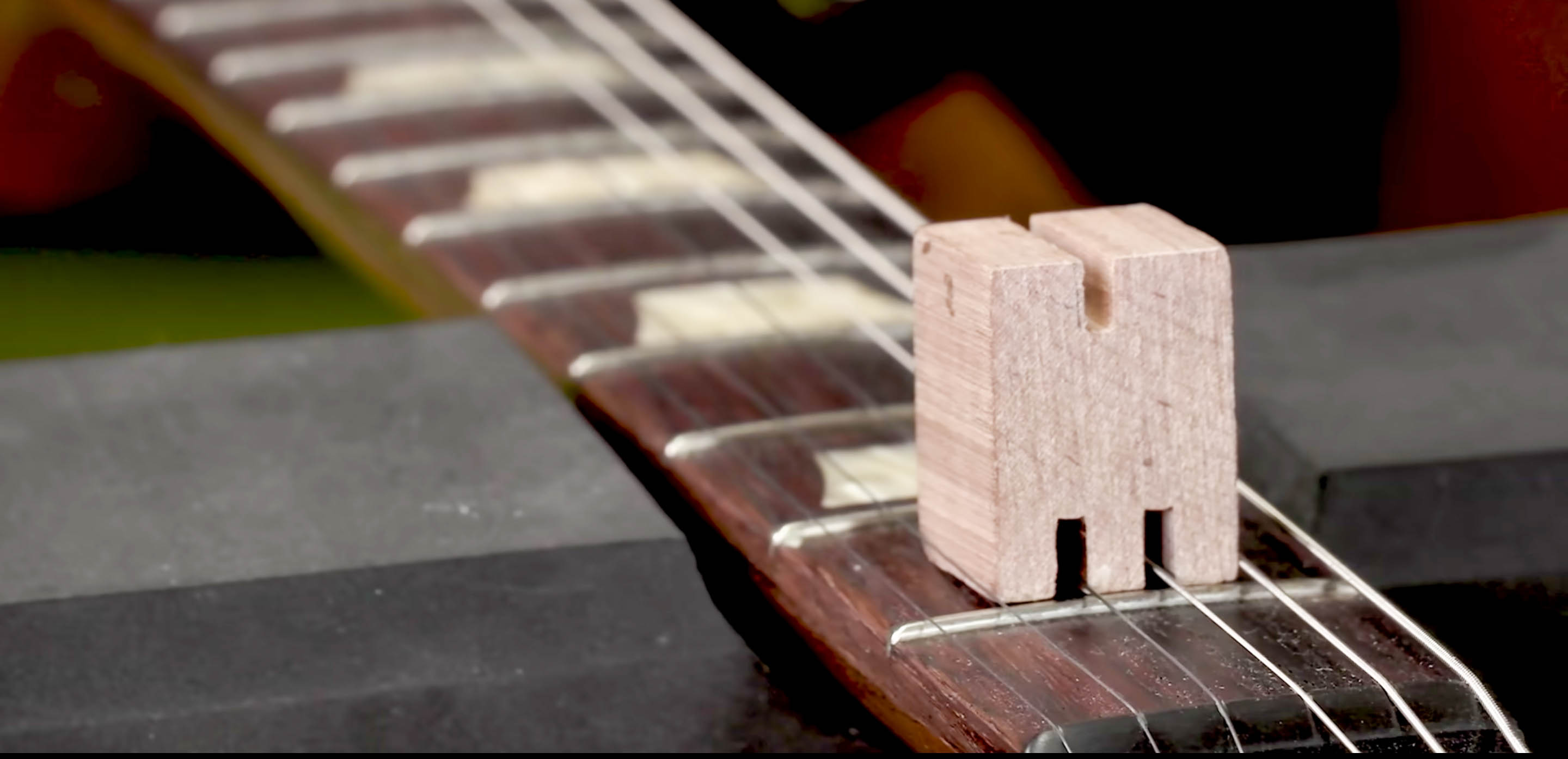 Blocs en bois crantés sur un panneau de fret