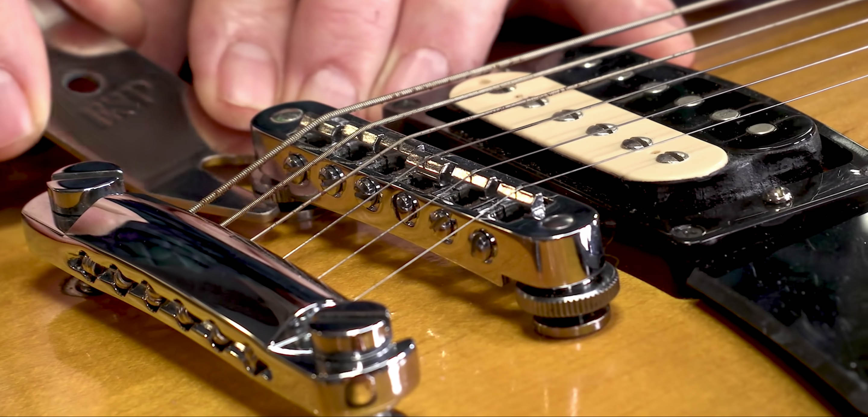 Relever le pont de guitare