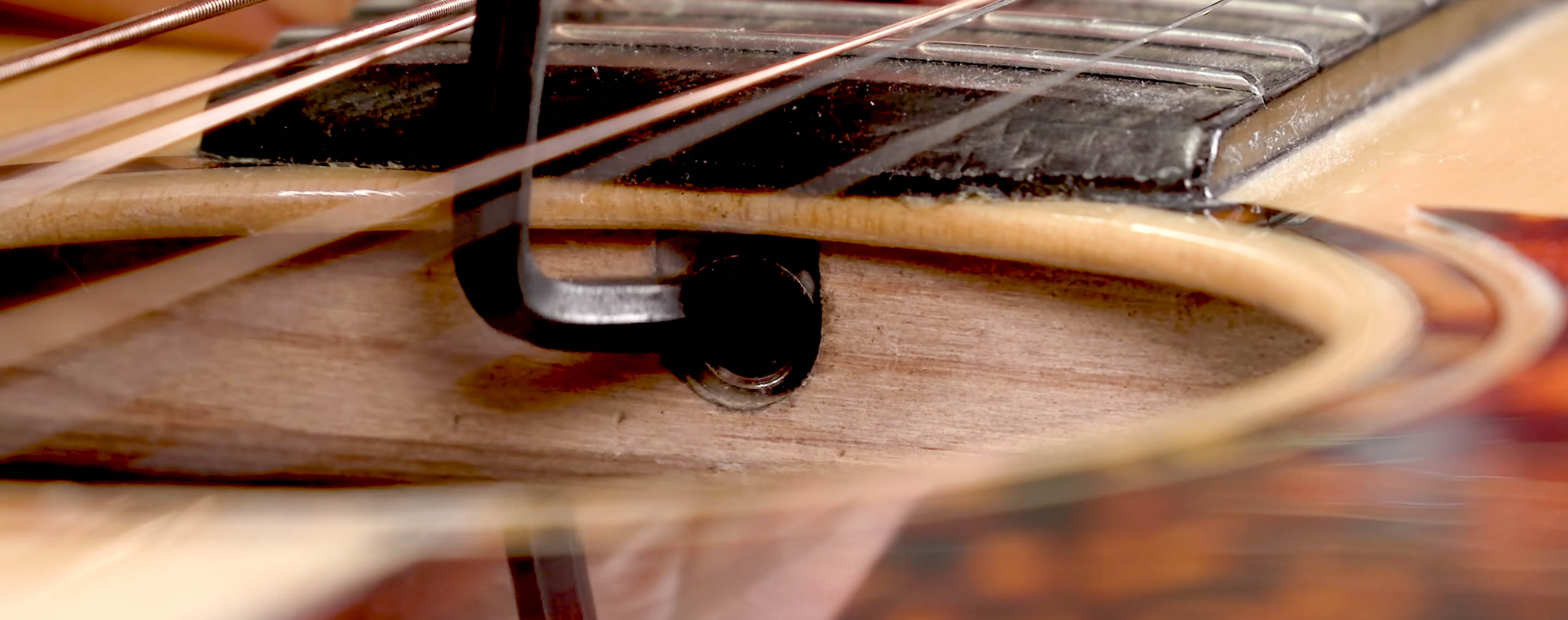 Clé Alen dans le trou de son de la tige de réglage