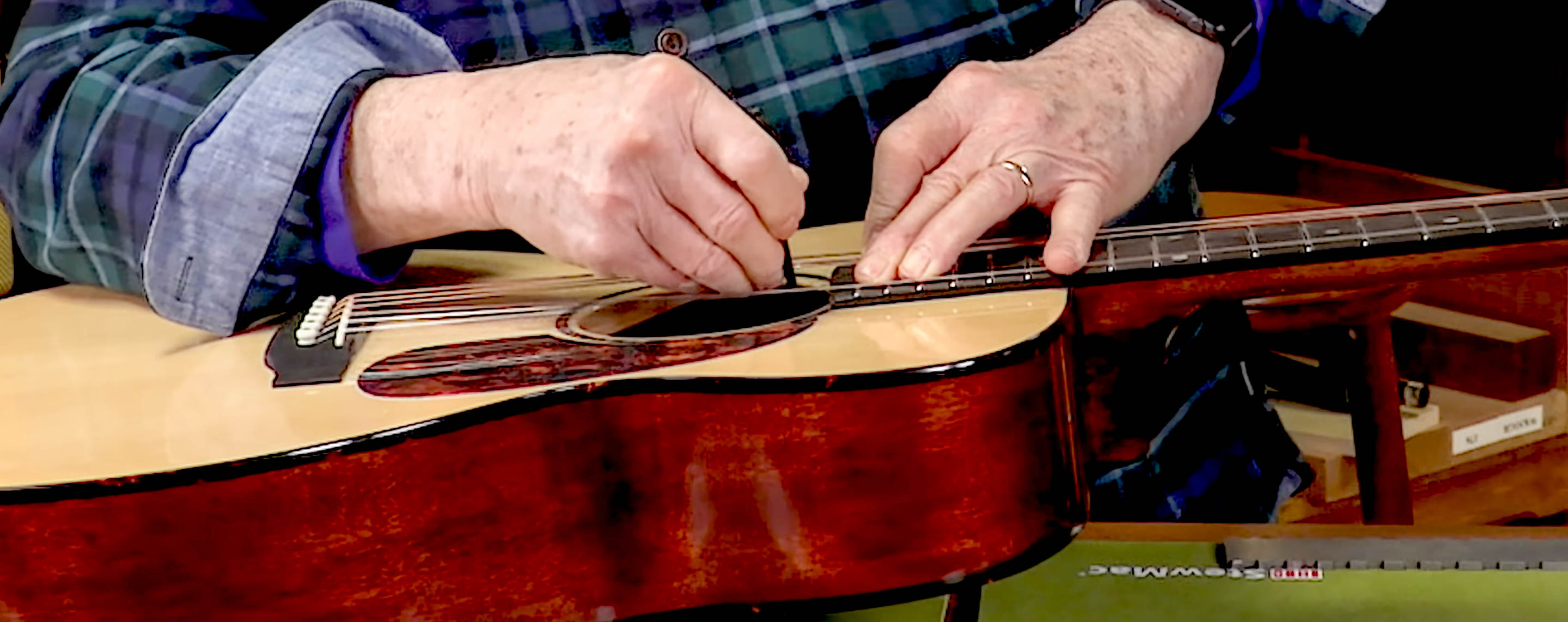 Réglage de la tige de réglage sur une guitare acoustique