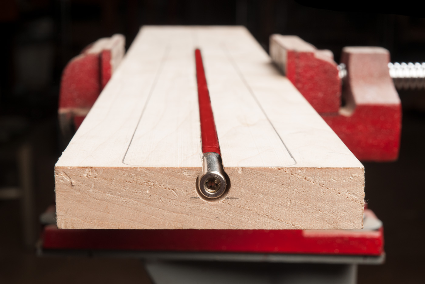 Cache de col dans l’étau avec la tige de réglage installée