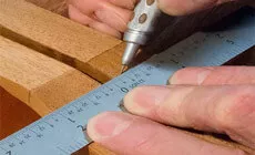 Tracez une ligne sur la face de la placage de tête 