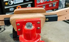 Placer le guide réglable dans le canal de la tige de réglage 