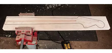 Truss Rod à profil bas dans l’étau