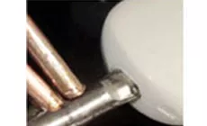 Gros plan sur le pistolet à souder et l'étau