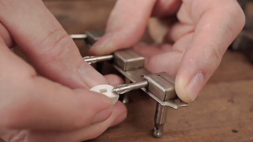 Une astuce soignée pour percer des trous parfaitement centrés dans la guitare mécaniques