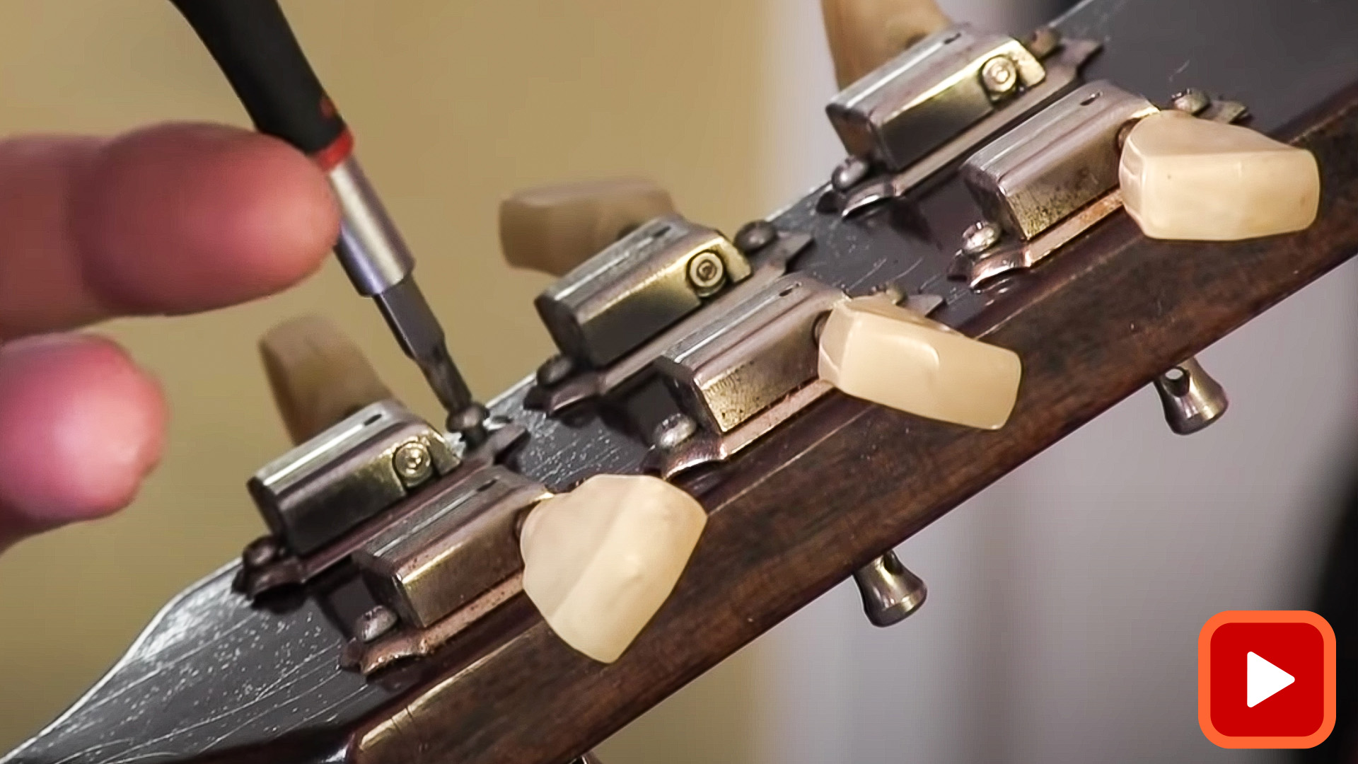 Tournevis installant mécaniques à l'arrière de la tête