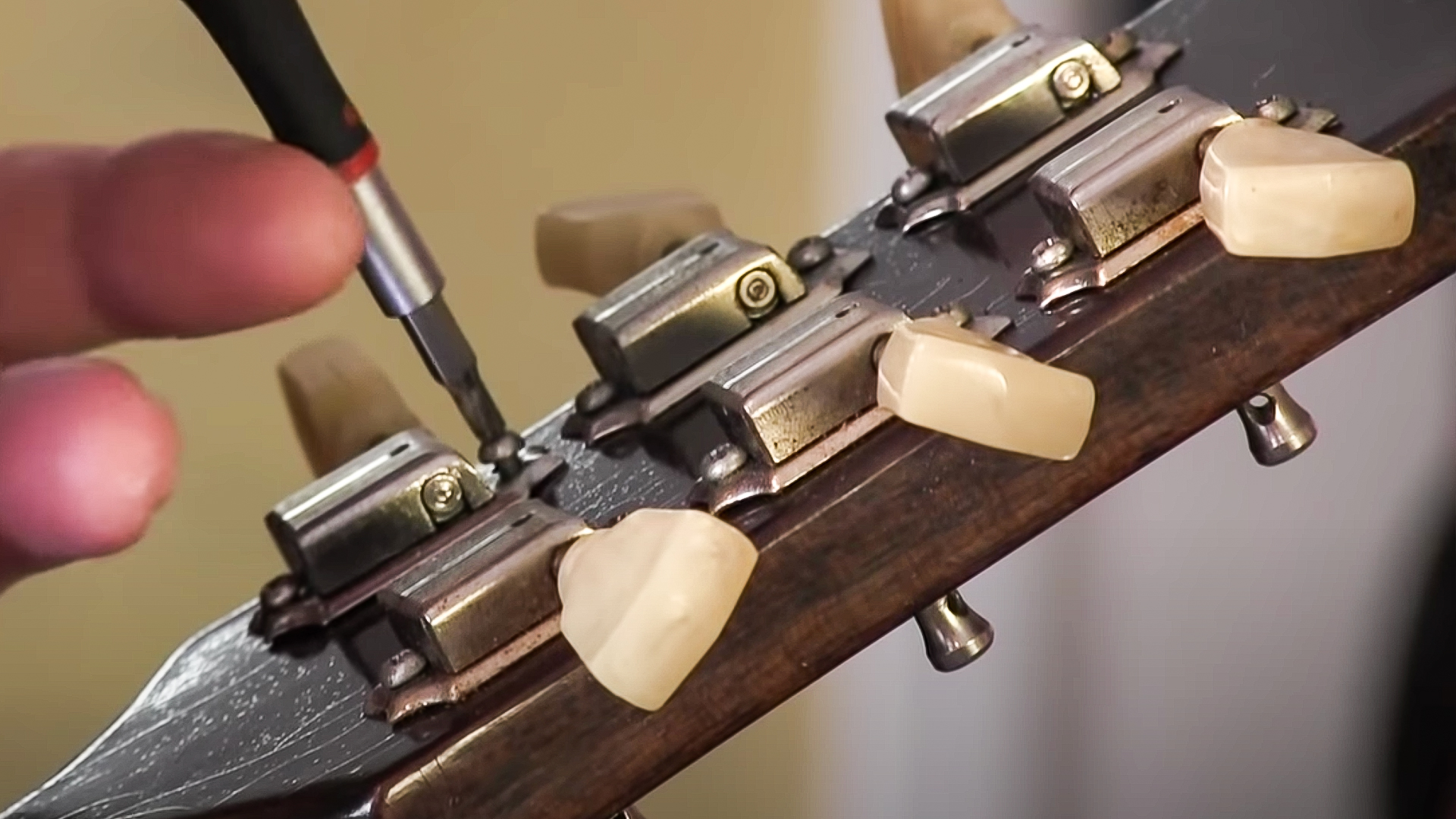 Comment nettoyer et lubrifier les vieux accordeurs de guitare sales