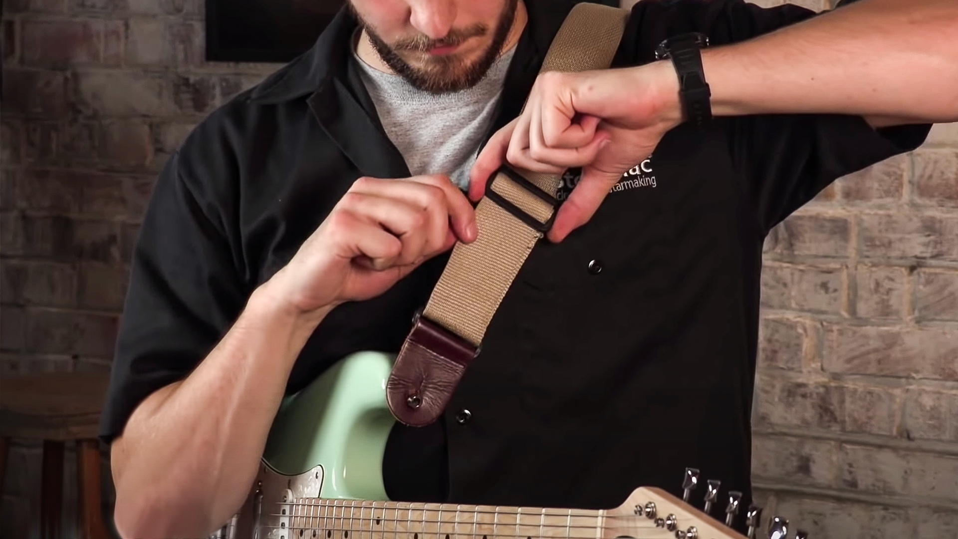 Comment mettre une sangle de guitare (électrique et acoustique)