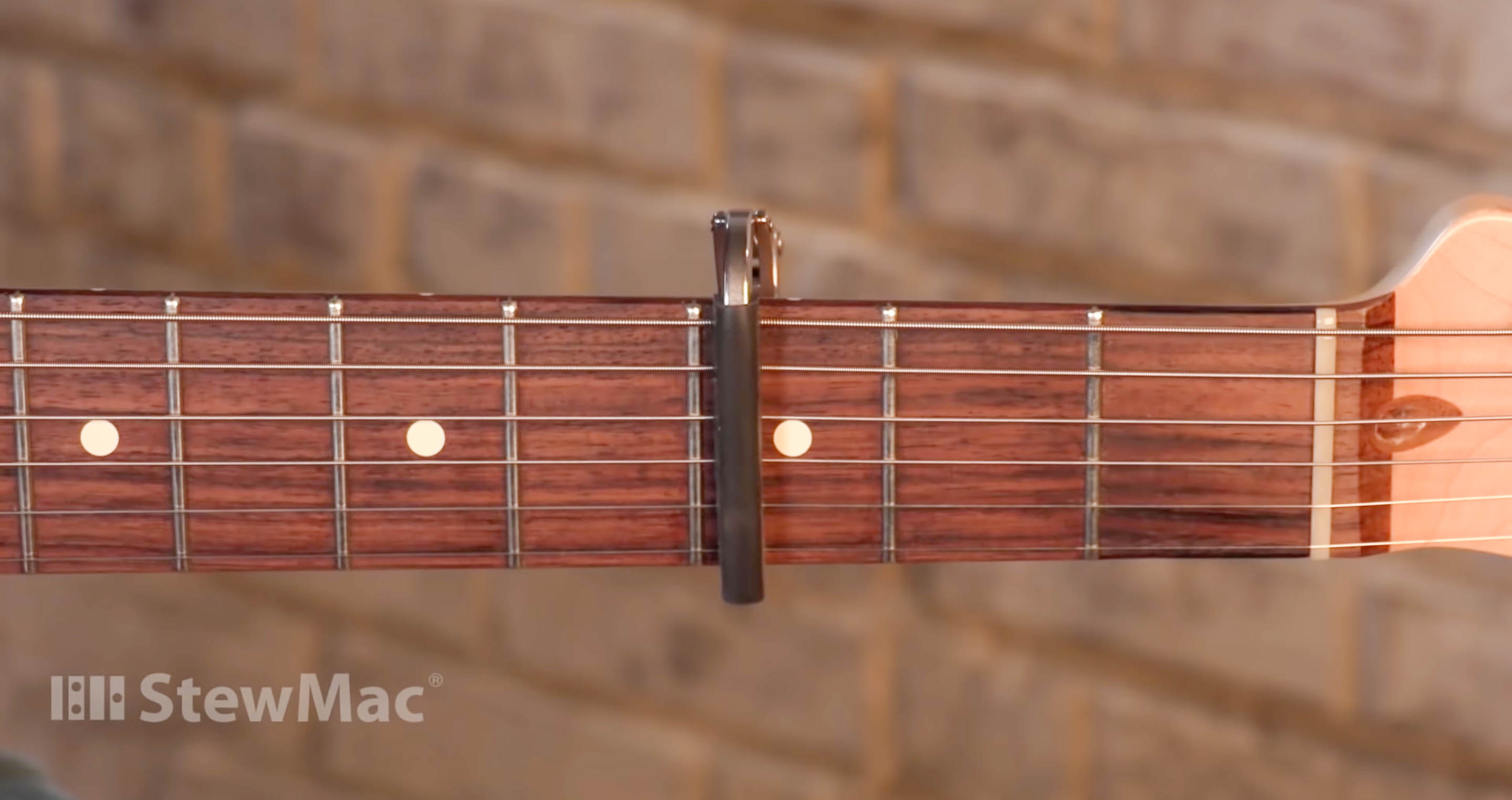 Positionnement correct de la capo de guitare