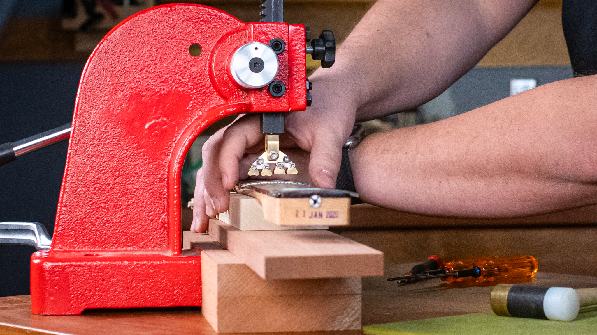 Installer une presse à frettes Fractal Fret Press sur votre presse à mandriner Installer une presse à frettes Fractal Fret Press sur votre presse à mandriner