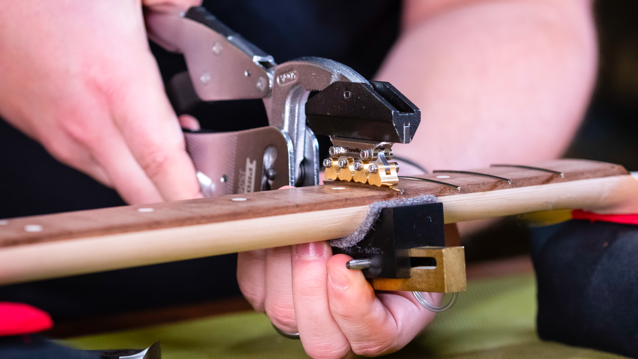 Installer une presse à frettes Fractal Fret Press sur votre système de serrage Jaws Installer une presse à frettes Fractal Fret Press sur votre système de serrage Jaws