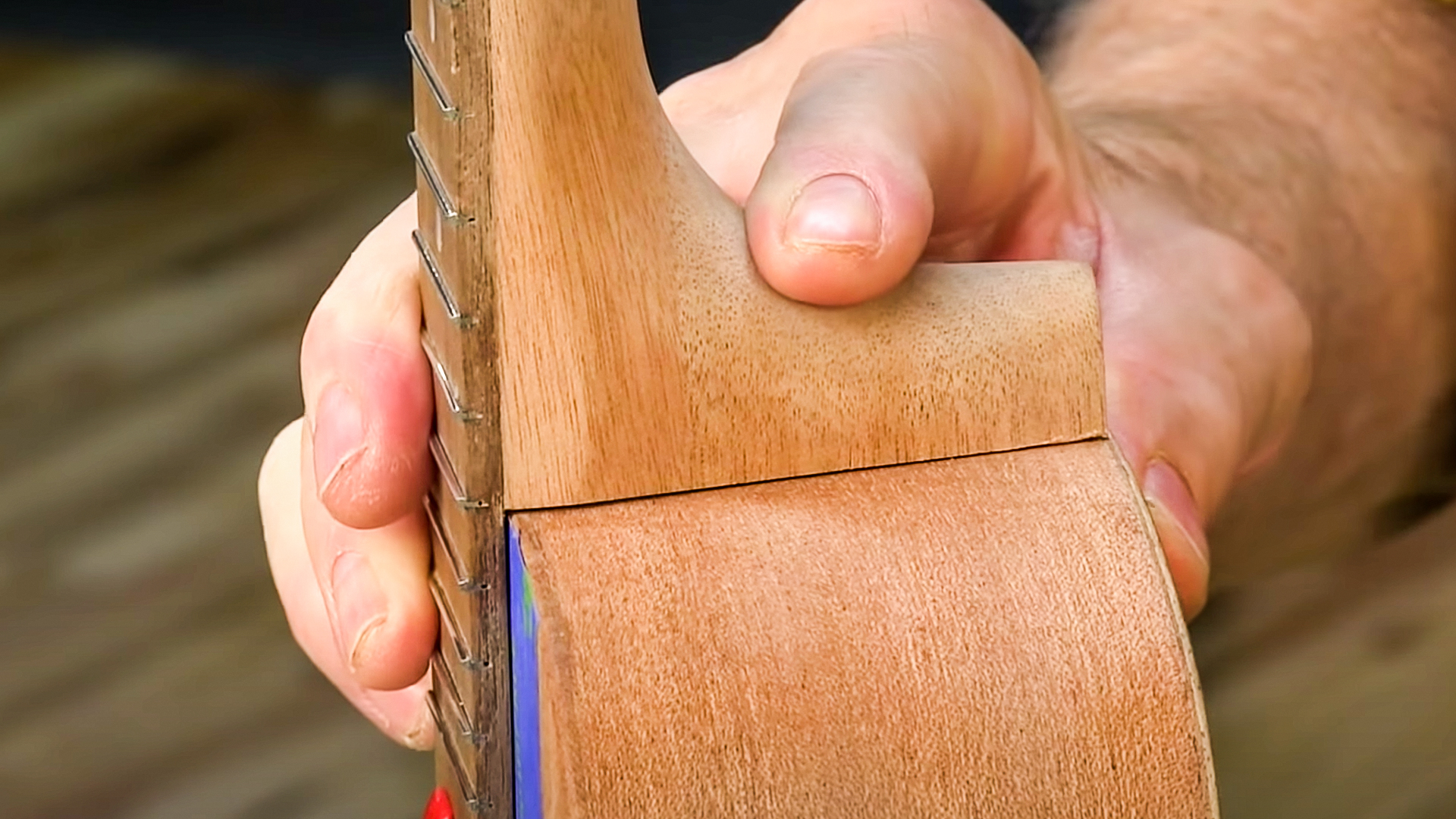 Mains s’adaptant au manche ukulele pour corps