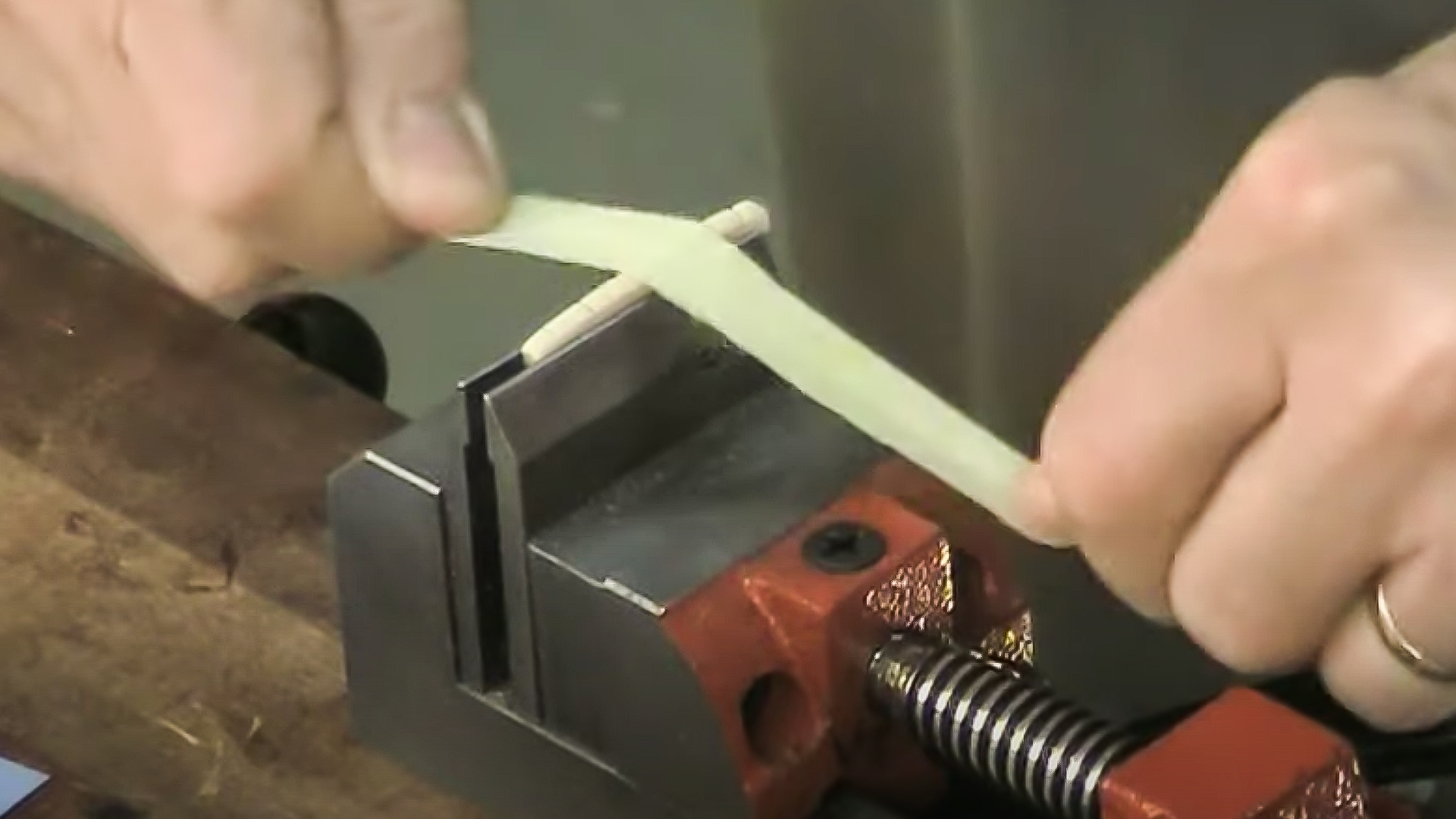 Papiers de polissage flexibles pour le travail des instruments