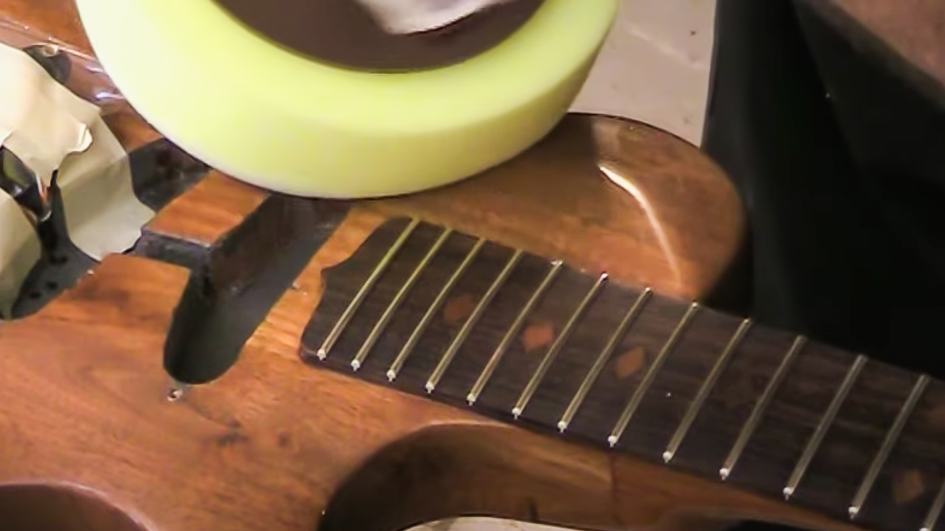 Coussin de polissage en mousse pour la finition guitare