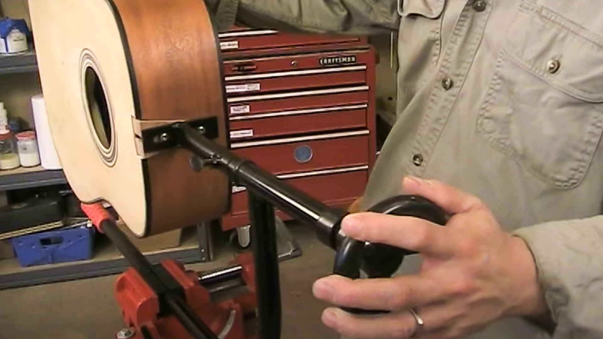 Porte-mains pour la finition guitare