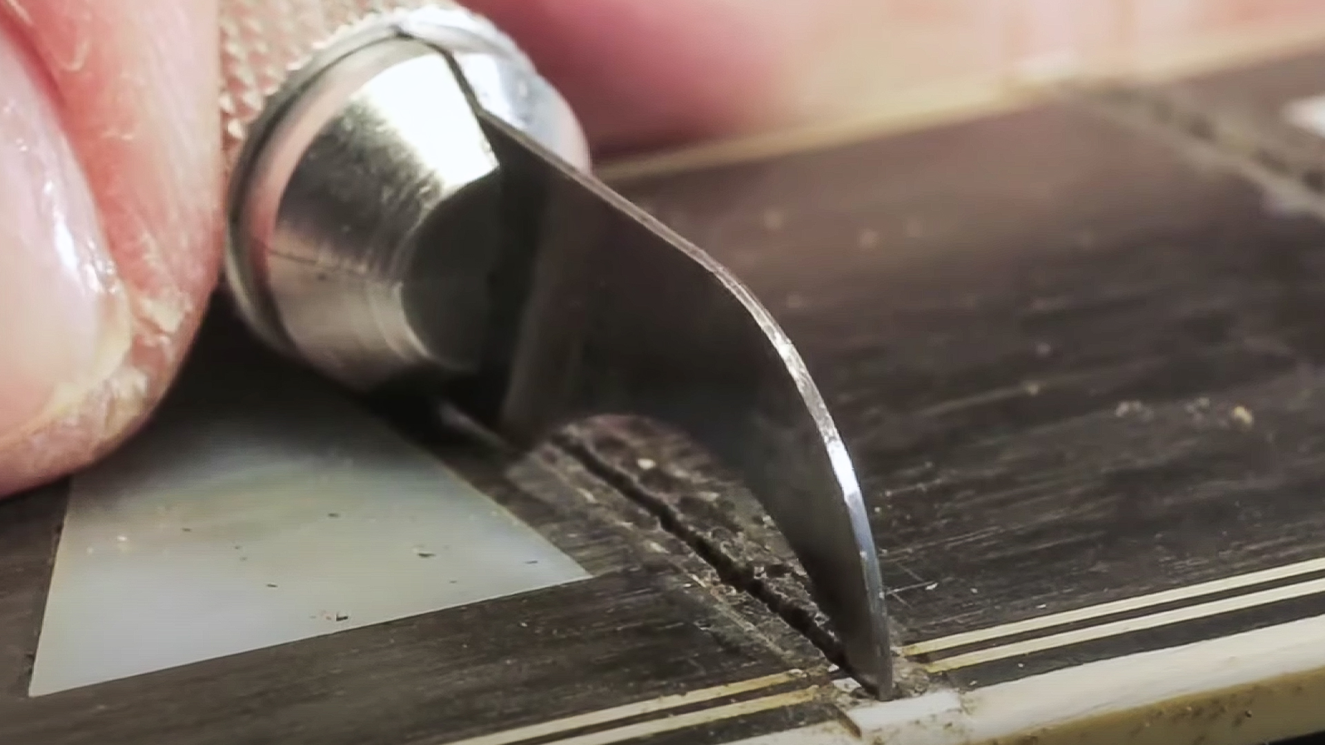 Outil de nettoyage des rainures de frettes