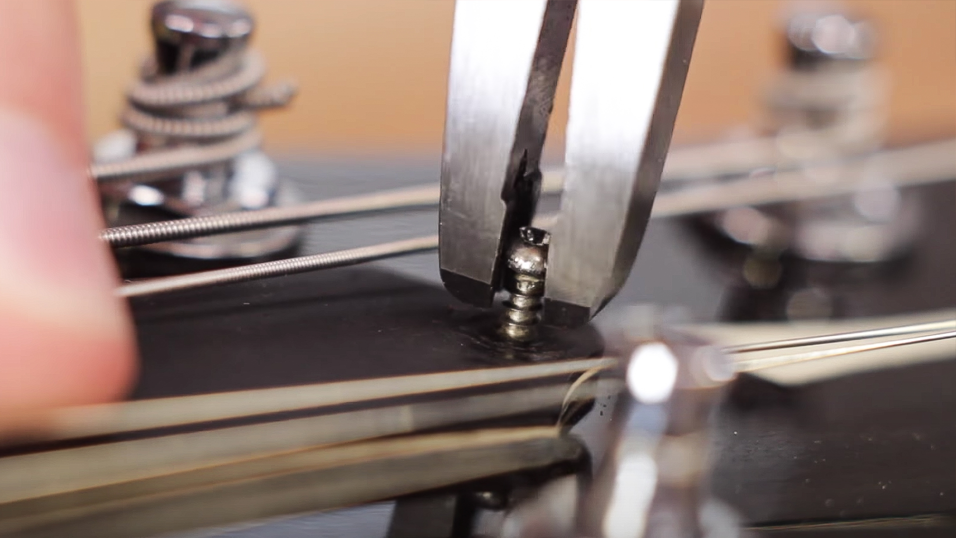 Agrippez-vous avec la pince de retrait des vis