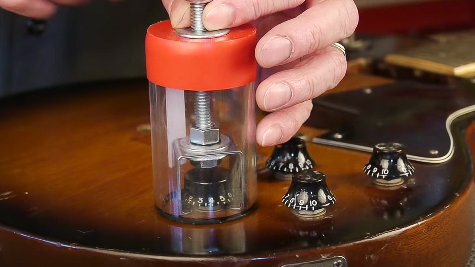 Tiroir à bouton de guitare vs. Tiroir à bouton/bouscule