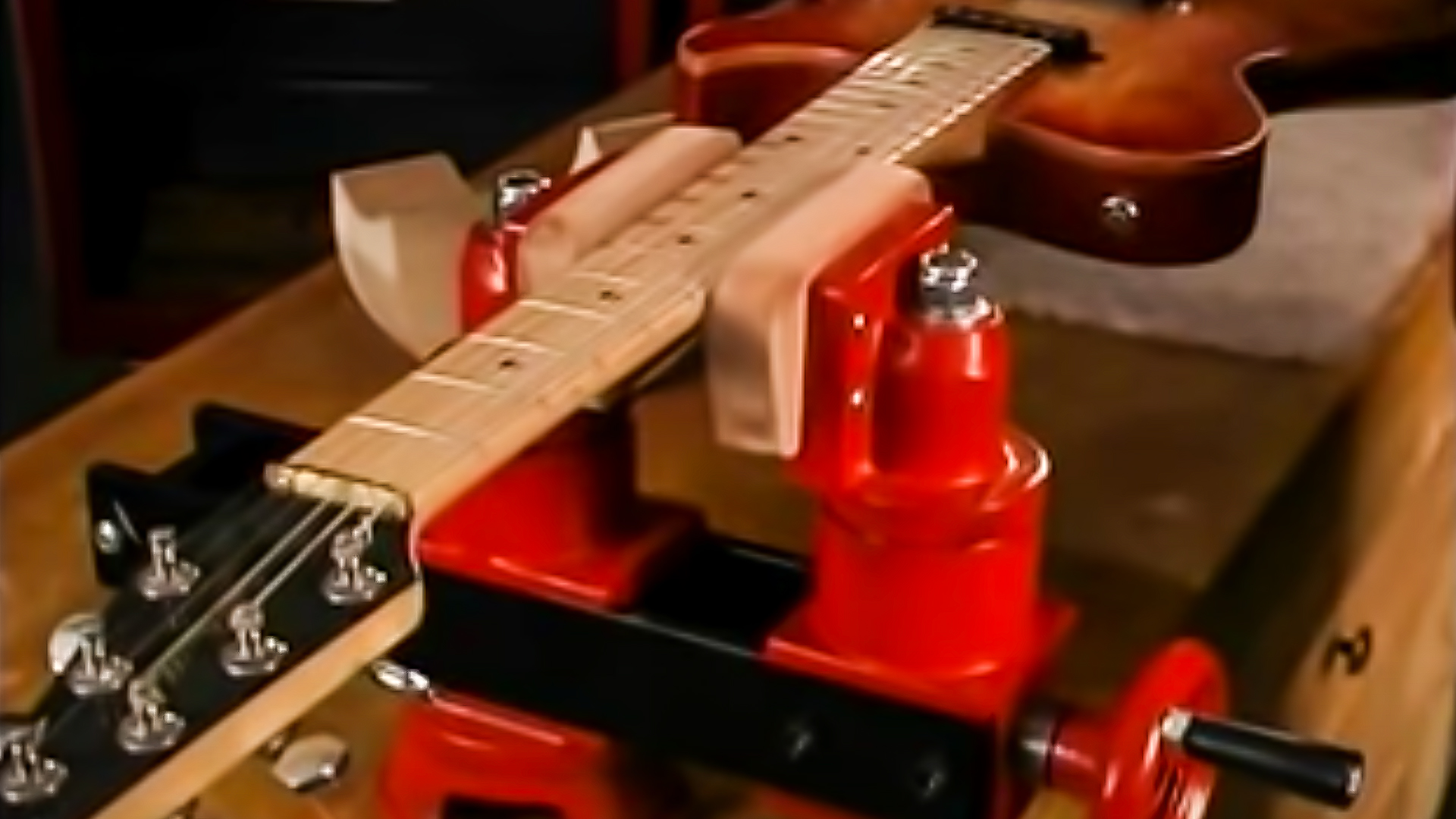 Étau de réparation de guitare