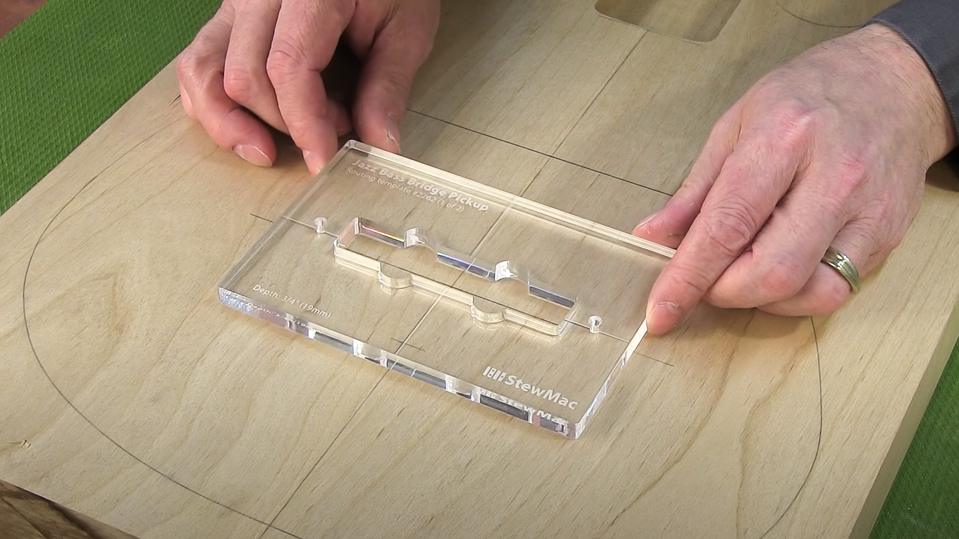 Comment extraire une cavité de pickup Jazz Bass avec des modèles