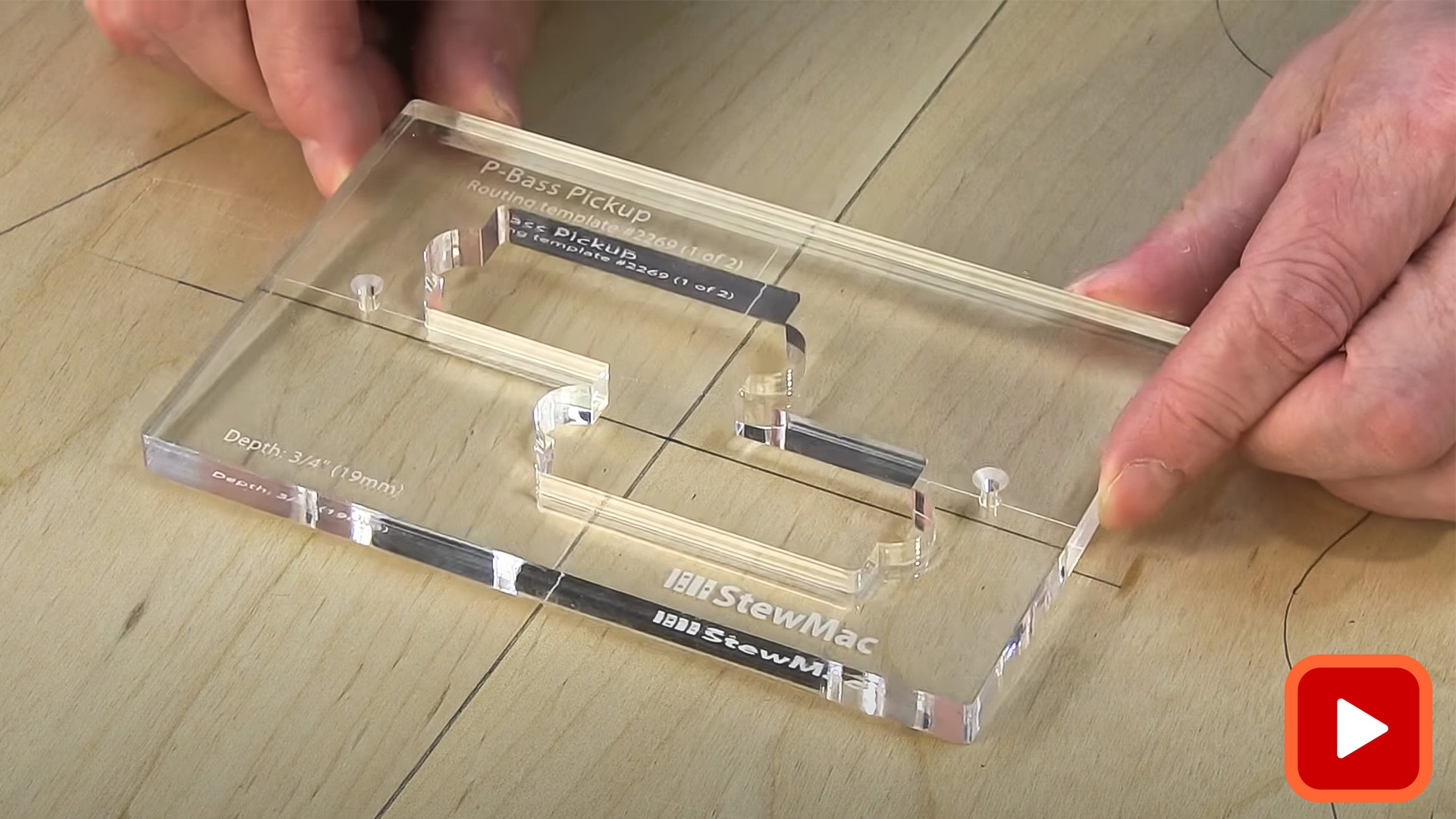 Mains alignant le modèle d’ fresado de l’ pickup sur le corps vide