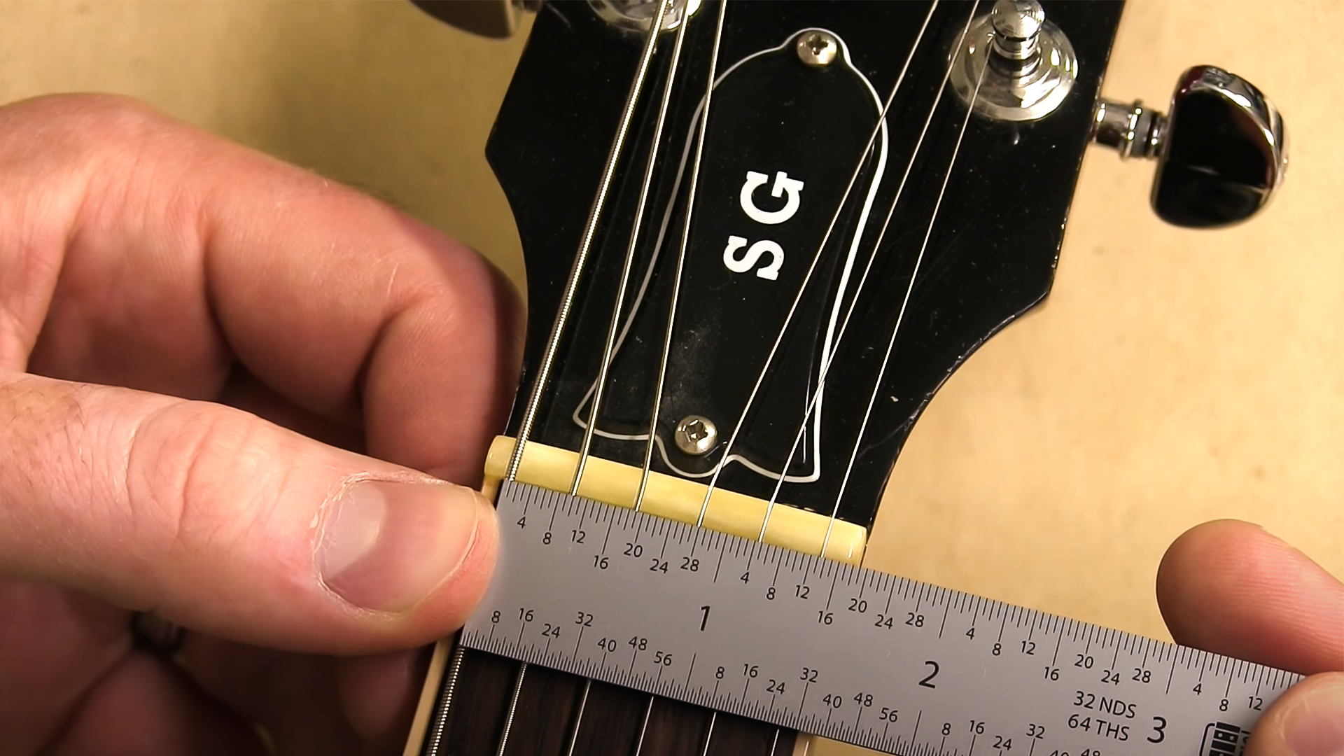 Mesurer le point mort de votre guitare : règle d’atelier StewMac en SAE et métrique