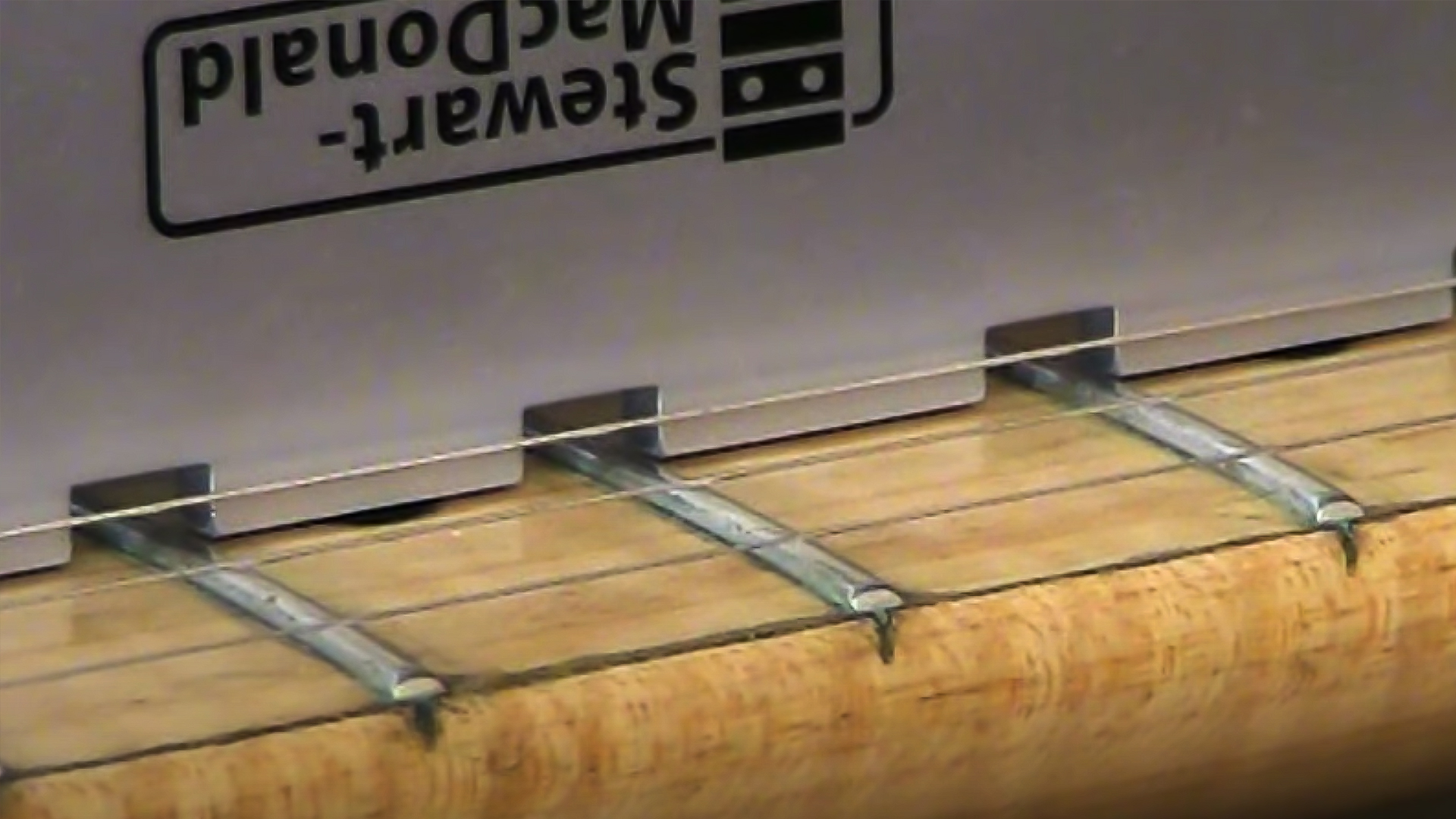 Bord droit cranté pour guitare ou basse