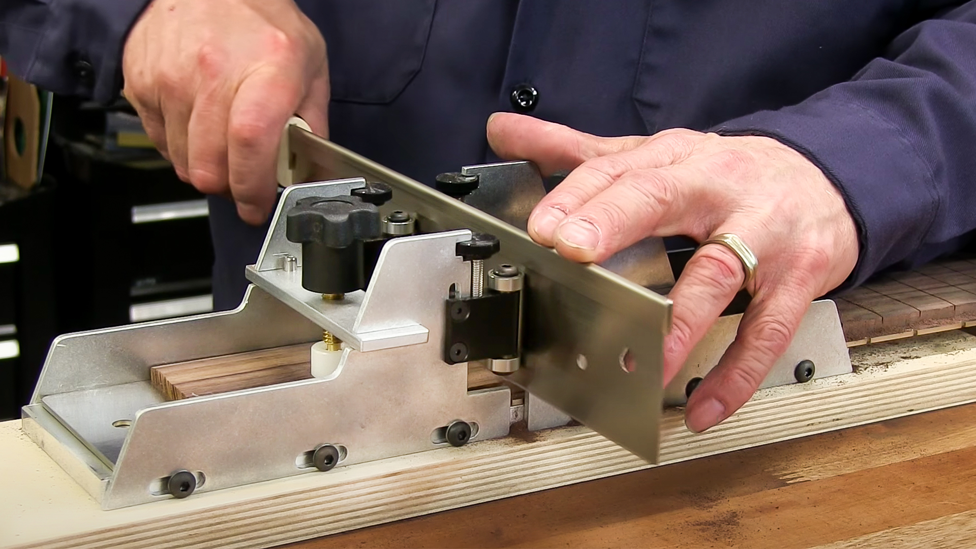 Vidéo de la boîte de maîtres StewMac Fret Slotting