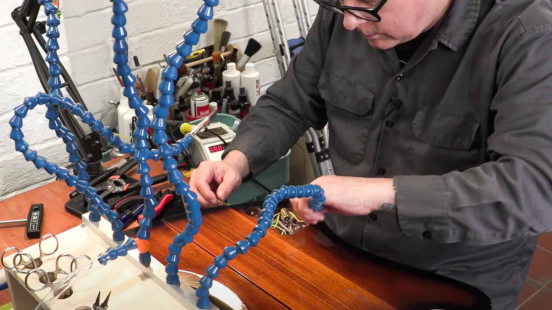 Les longs bras du Solder Monster atteignent votre cavité guitare