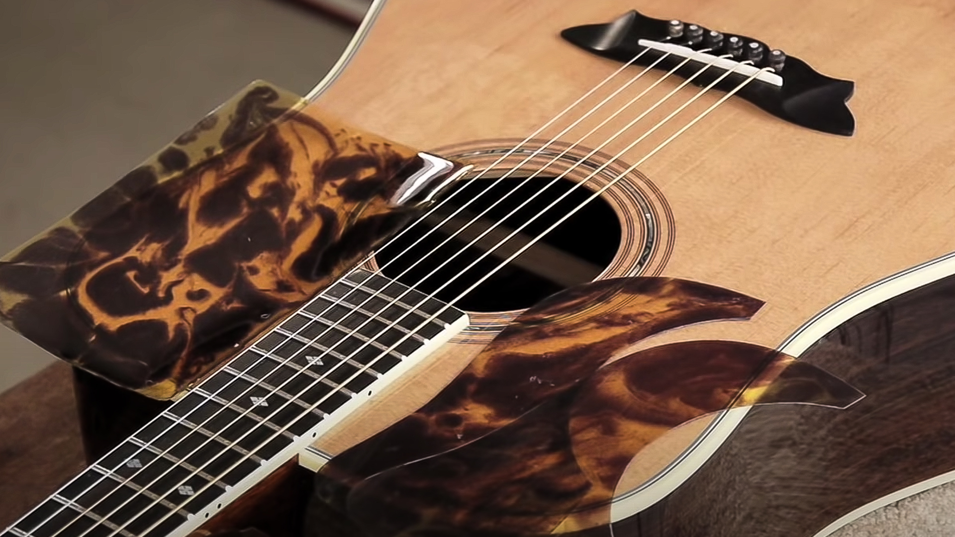 Matériau pickguard tortoloïde