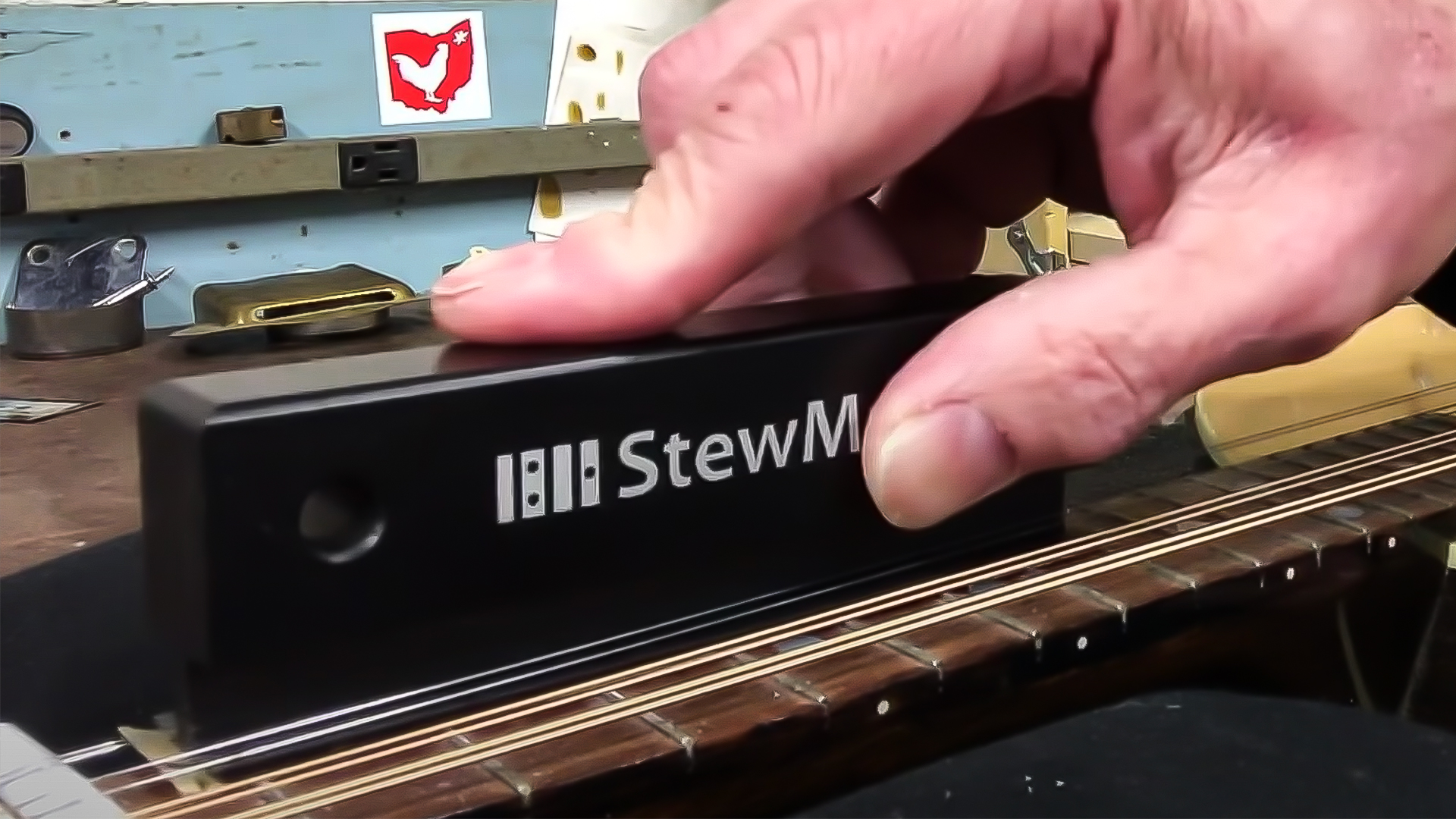 Pourquoi faut-il mettre à niveau les frettes sous tension de corde ?